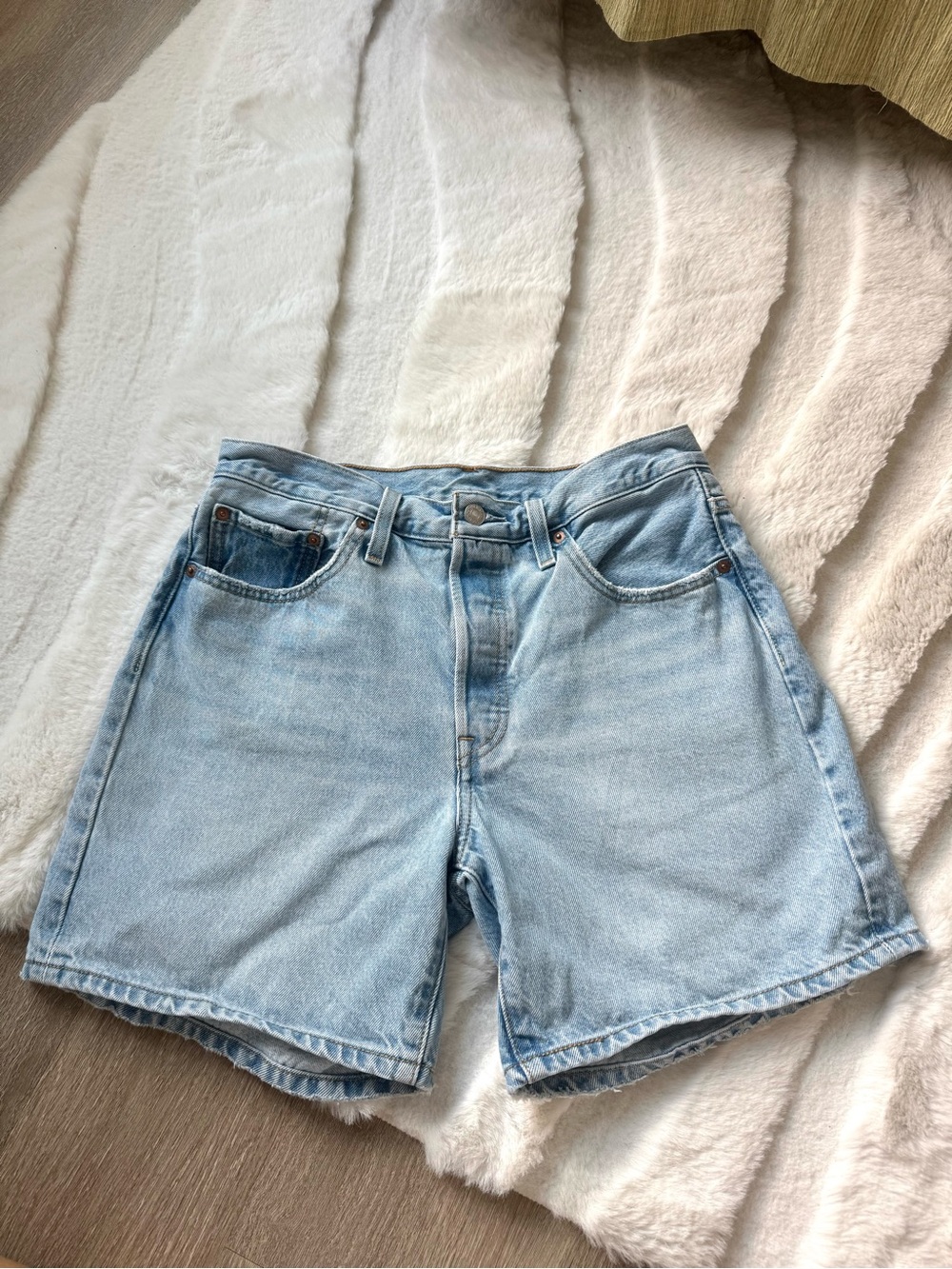 Levi’s 501 Mid-Thigh Denim Shorts in Classic Light Blue Wash Size W29